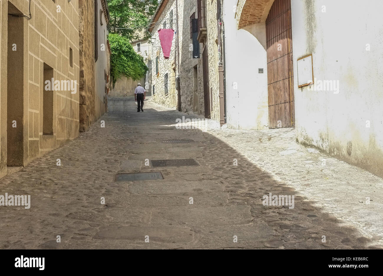Hauts homme marchant dans une rue médiévale à Trujillo Espagne. Vieille ville Banque D'Images