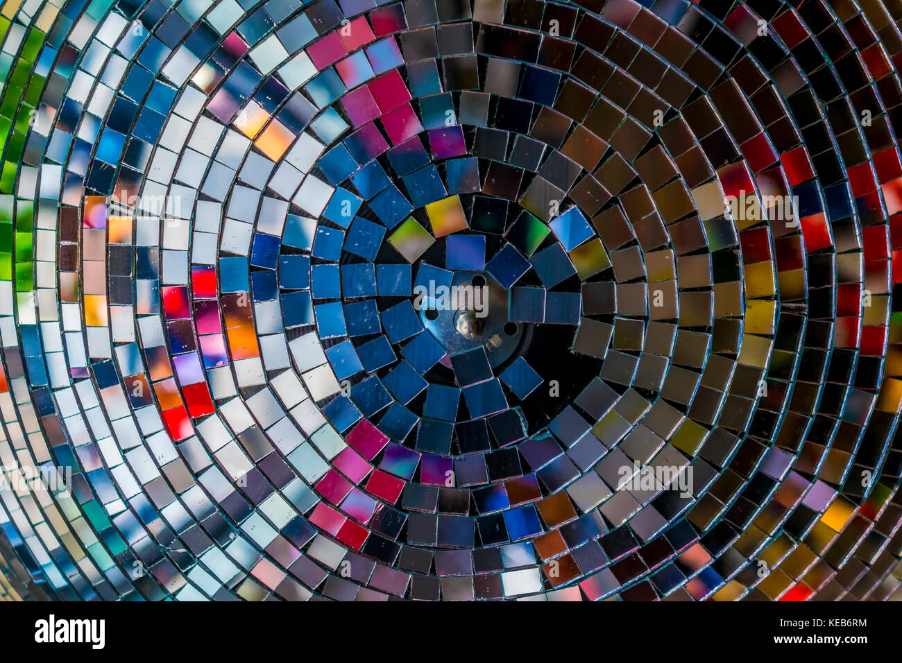 Reflets colorés dans une boule disco. parti, boule disco disco. concept abstrait, reflétant l'éclat des couleurs, photo à partir de ci-dessous. Banque D'Images