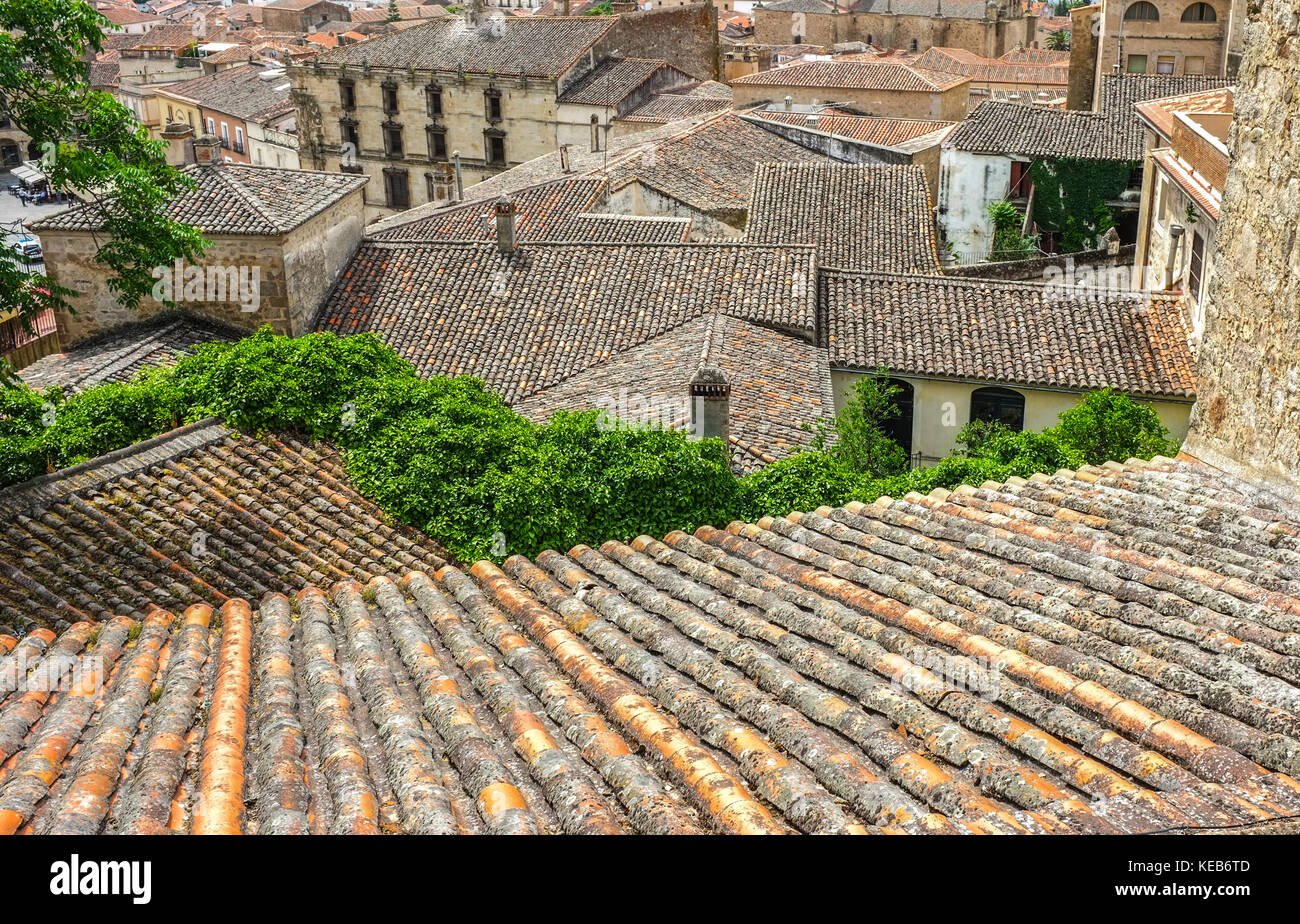 Vue du dessus des toits de la ville médiévale de Trujillo, ville de l'Espagne. Tuile espagnol Banque D'Images