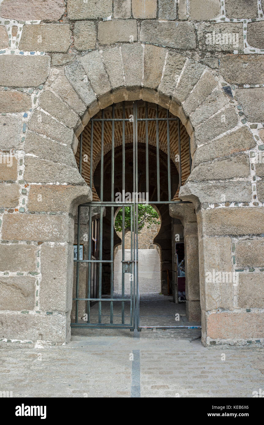 Trujillo, Espagne - juin 4, 2017 : arc en fer à cheval entrée principale de Trujillo Castle. Espagne Banque D'Images