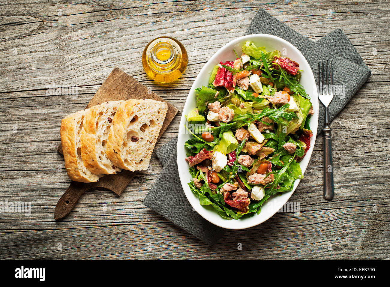 La salade de thon avec de la laitue, des haricots et fromage sur table en bois Banque D'Images