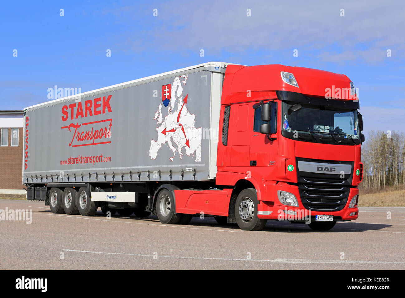 PAIMIO, FINLANDE - 16 AVRIL 2016: Rouge, nouveau DAF XF Euro 6 semi-camion et roulotte de Starek transport garé à un arrêt de camion dans le sud de Fi Banque D'Images PAIMIO, FINLANDE - 16 AVRIL 2016: Rouge, nouveau DAF XF Euro 6 semi-camion et roulotte de Starek transport garé à un arrêt de camion dans le sud de Fi Banque D'Images
