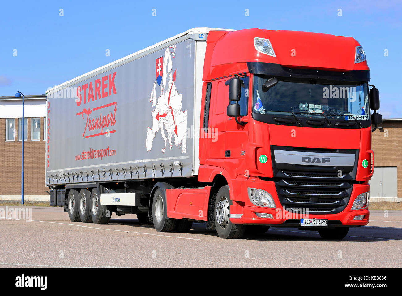 PAIMIO, FINLANDE - 16 AVRIL 2016: Rouge, nouveau DAF XF Euro 6 semi-camion et roulotte de Starek transport garé à un arrêt de camion dans le sud de Fi Banque D'Images PAIMIO, FINLANDE - 16 AVRIL 2016: Rouge, nouveau DAF XF Euro 6 semi-camion et roulotte de Starek transport garé à un arrêt de camion dans le sud de Fi Banque D'Images