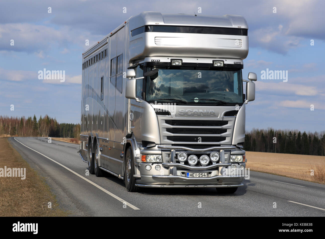 KOSKI TL, FINLANDE - le 16 avril 2016 : nouvelle et moderne pour camion Scania horsebox silver horse transport sur la route à ressort. Banque D'Images