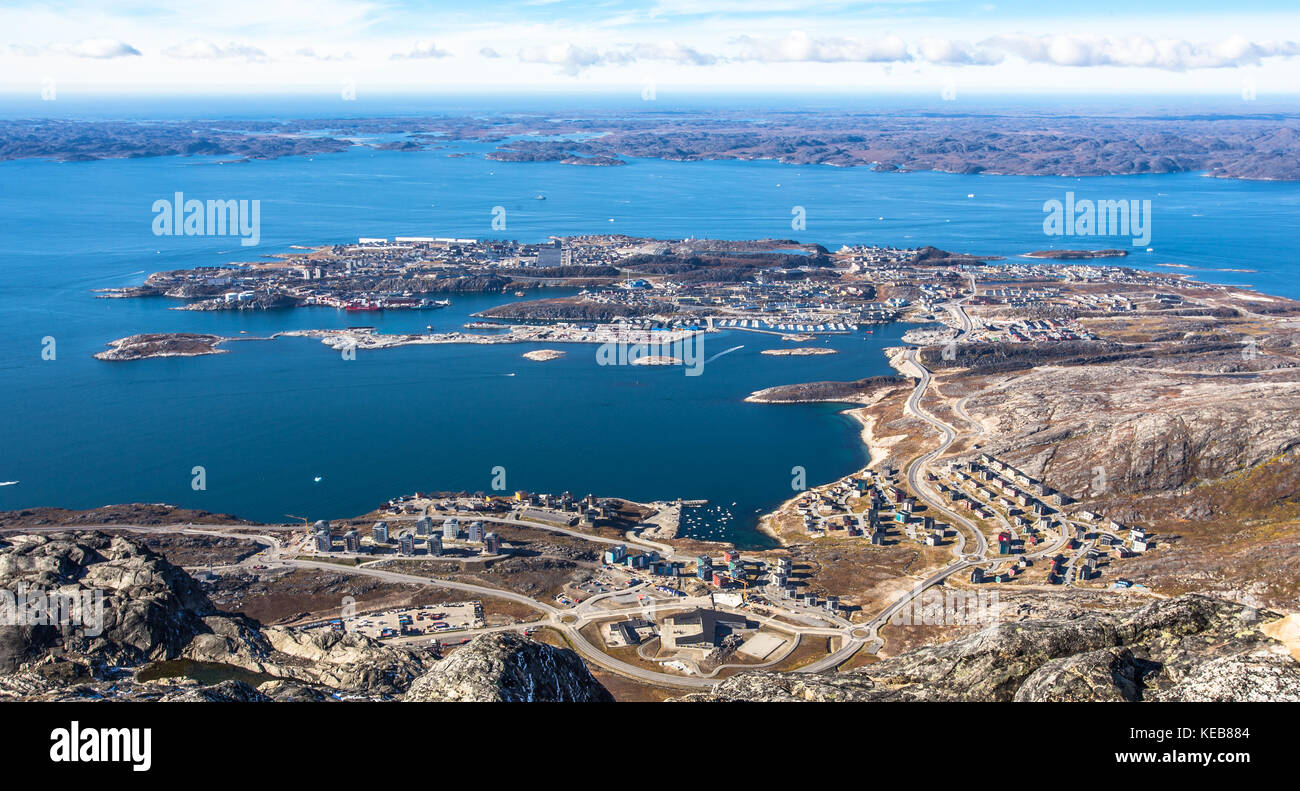 Vue panoramique aérienne vue complète de la ville de Nuuk et fjord du haut du store malena mountain, Groenland Banque D'Images
