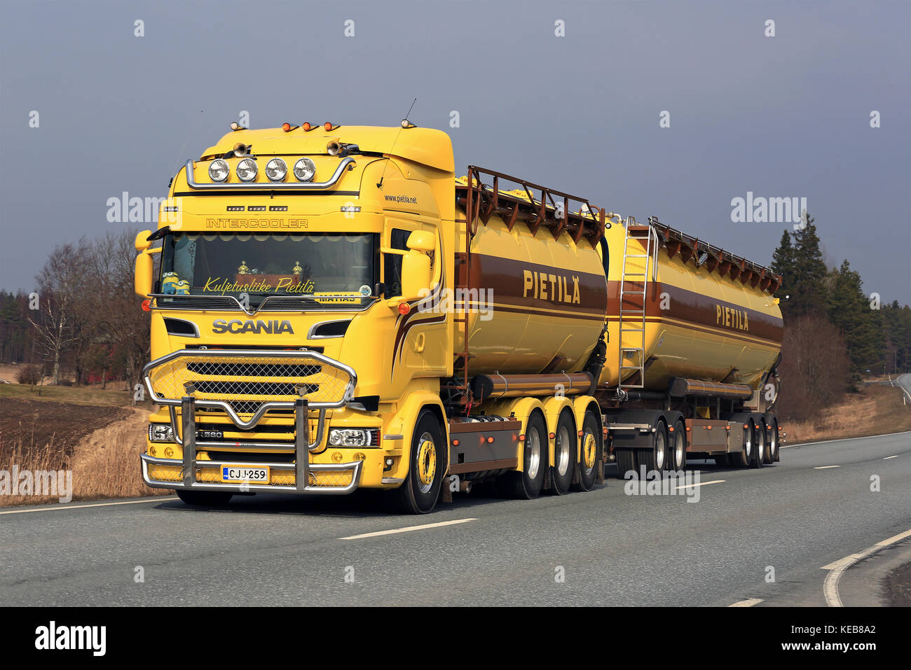 SALO, FINLANDE - 28 MARS 2016 : camion-citerne jaune personnalisé SCANIA R580 de Kuljetusliike Pietila pour le transport en vrac sur la route dans le sud de la Finlande. Banque D'Images