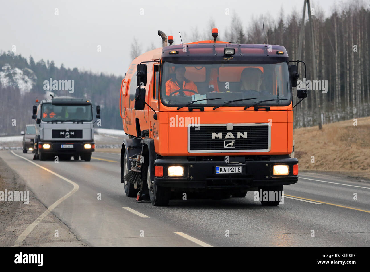 SALO, FINLANDE - le 24 mars 2016 : Deux camions MAN Schorling Balayeuses de route le long de la route dans la région de Salo. Balayeuses de rue modernes sont montés sur camion Banque D'Images
