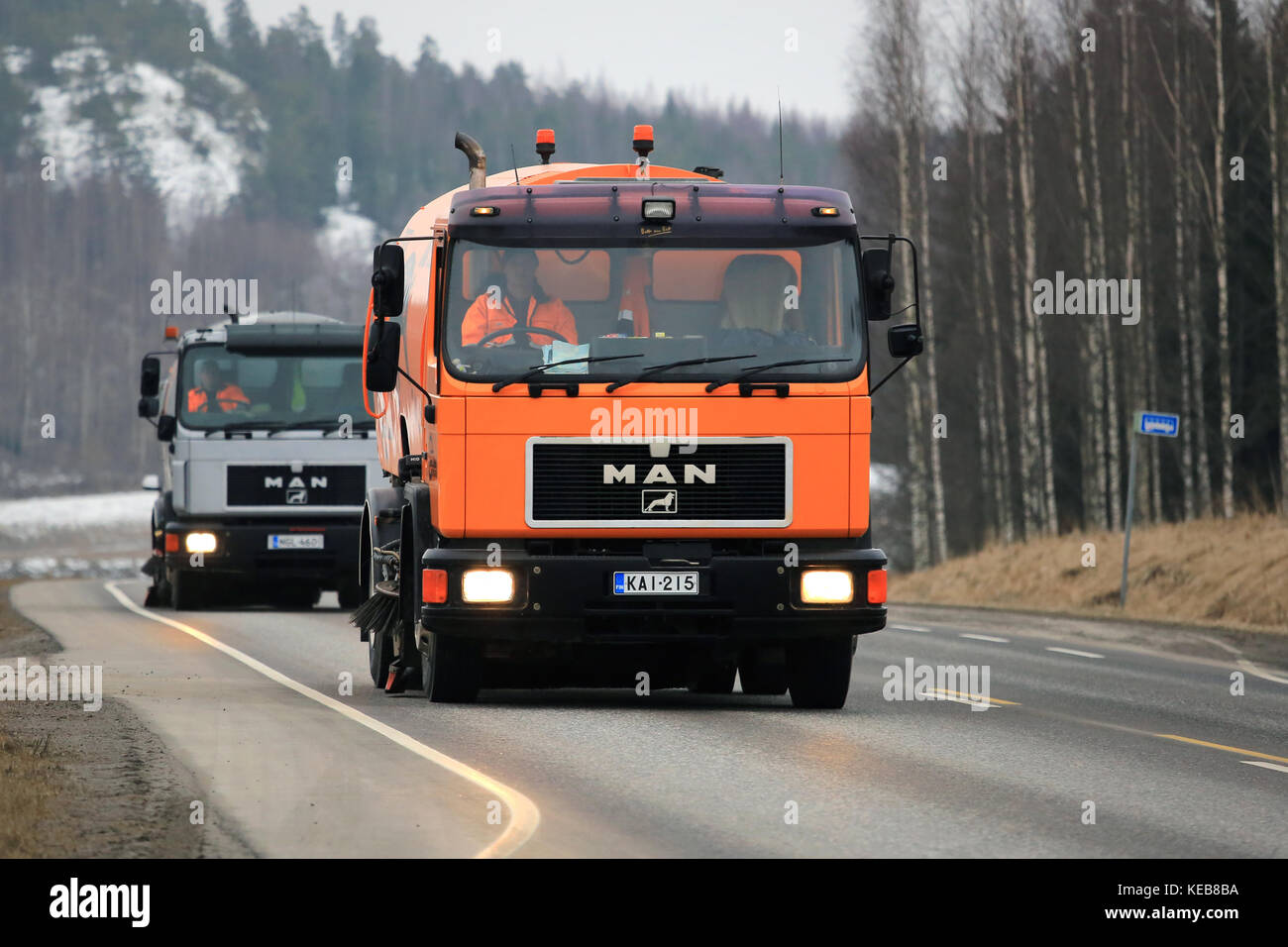 SALO, FINLANDE - le 24 mars 2016 : Deux camions MAN Schorling Balayeuses de route le long de la route dans la région de Salo. Balayeuses de rue modernes sont montés sur camion Banque D'Images