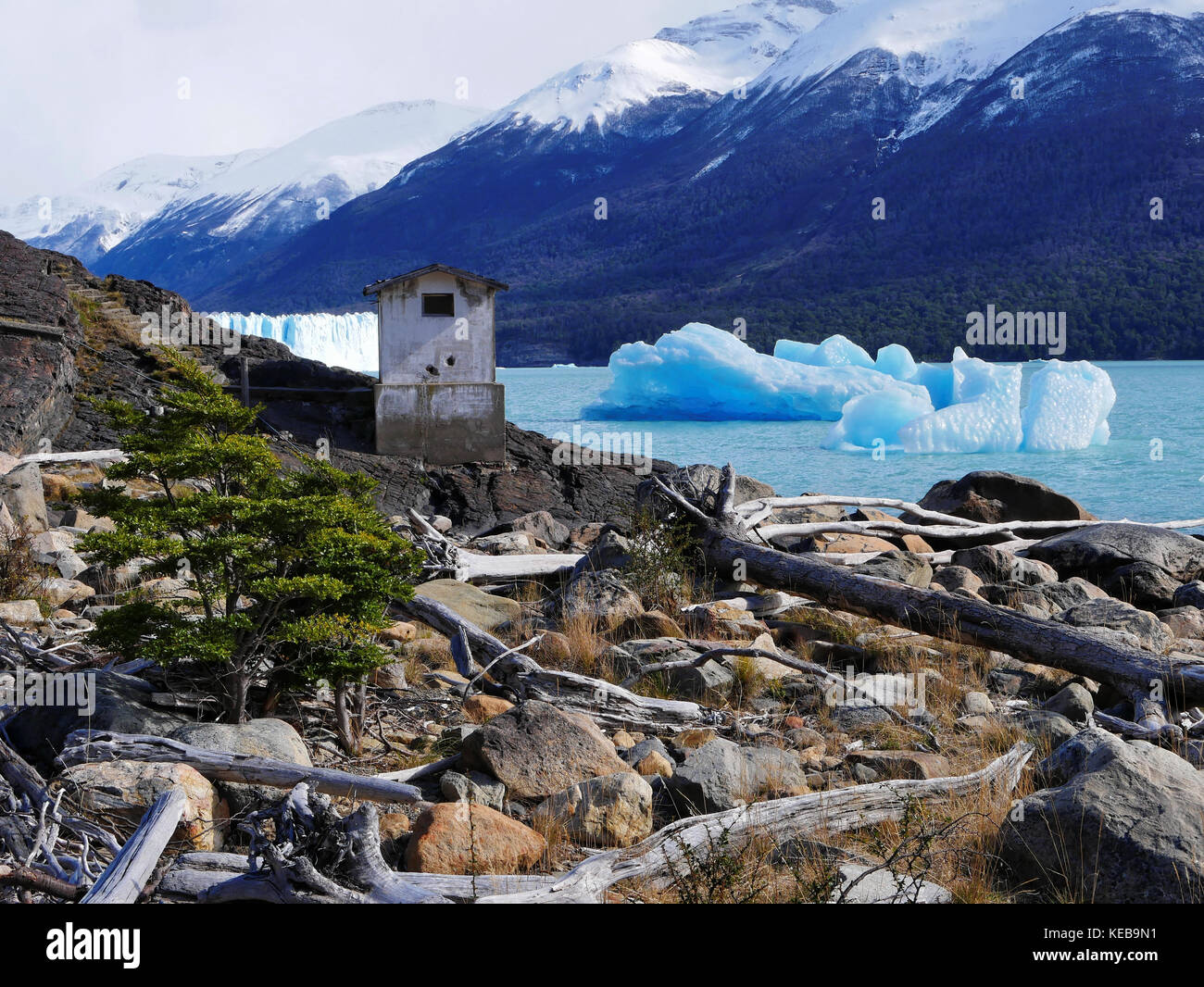 Le béton bâtiment abandonné sur les rives du lac Argentino, le Glacier Perito Moreno, Argentine Banque D'Images