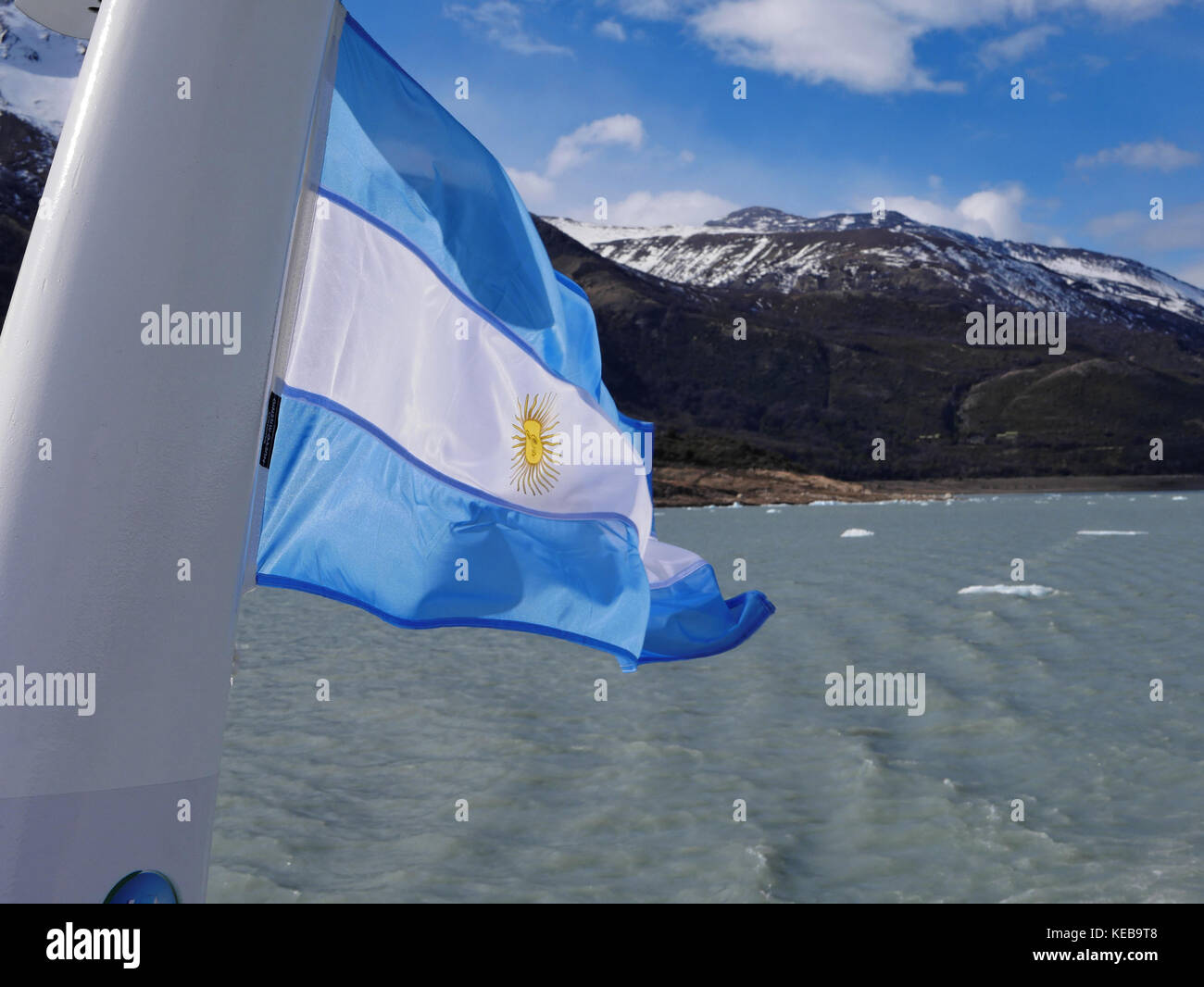 Mât de drapeau de l'Argentine sur bateau de croisière sur le Lago Argentino, le Glacier Perito Moreno Banque D'Images