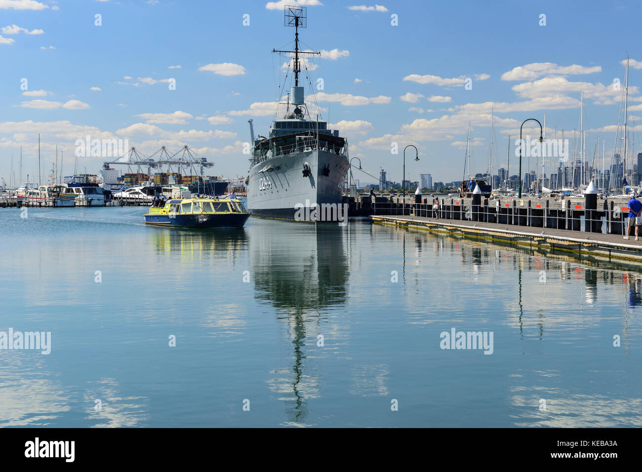 Traversier pour passagers arrivant chez gem pier (avec le hmas castlemaine en arrière-plan) à Williamstown, une banlieue de Melbourne, Victoria, Australie Banque D'Images