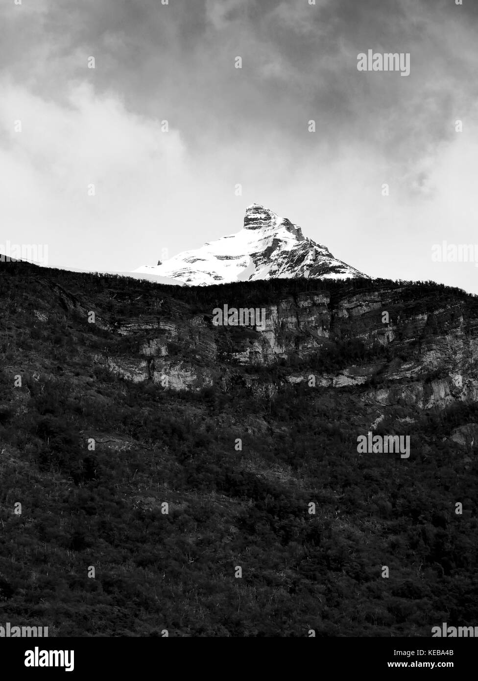 Sommet de montagne en Patagonie, Argentine (noir et blanc) Banque D'Images