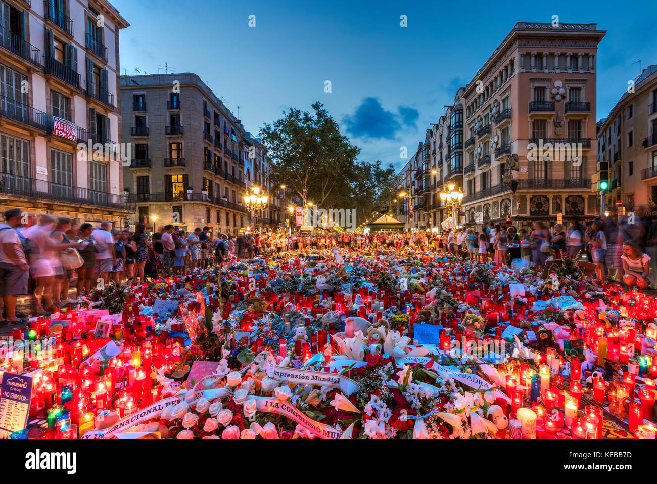 Les gens se rassemblaient sur Las Ramblas rue piétonnière autour du mémorial de fortune pour les victimes de l'attaque terroriste islamique à Barcelone, Catalogne, Spai Banque D'Images