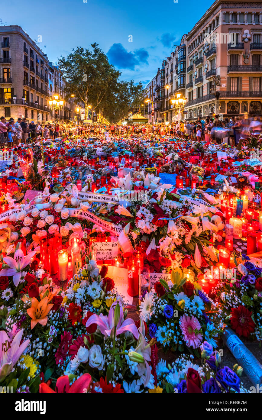 Les gens se rassemblaient sur Las Ramblas rue piétonnière autour du  mémorial de fortune pour les victimes de l'attaque terroriste islamique à  Barcelone, Catalogne, Spai Photo Stock - Alamy