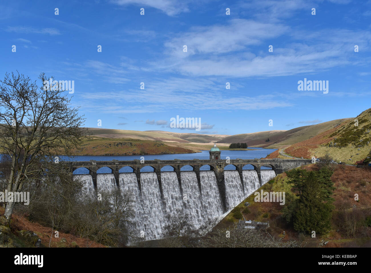 Le barrage entre craig craig goch goch et penygarreg reservoir réservoir dans la vallée de l'elan, Pays de Galles, Royaume-Uni Banque D'Images