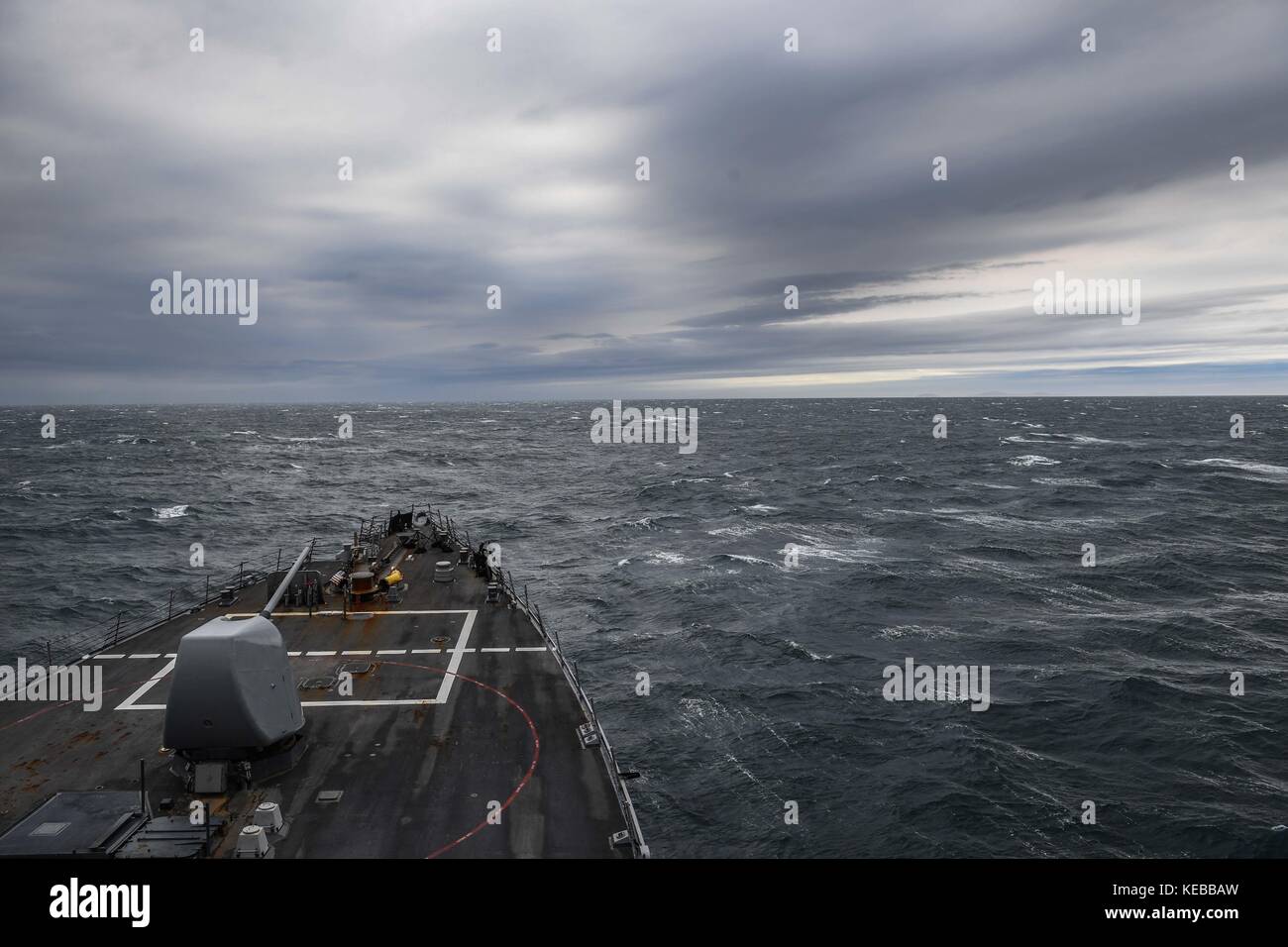 La classe Arleigh Burke destroyer lance-missiles USS Donald Cook (DDG 75) transits la mer de l'Hebbrides. Banque D'Images