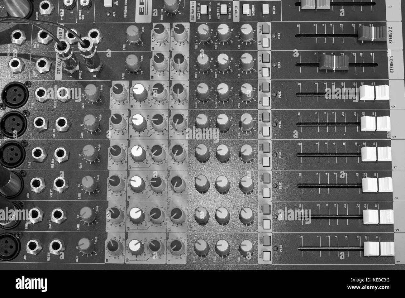 L'équipement d'enregistrement audio Les boutons en studio de la couleur verte Banque D'Images