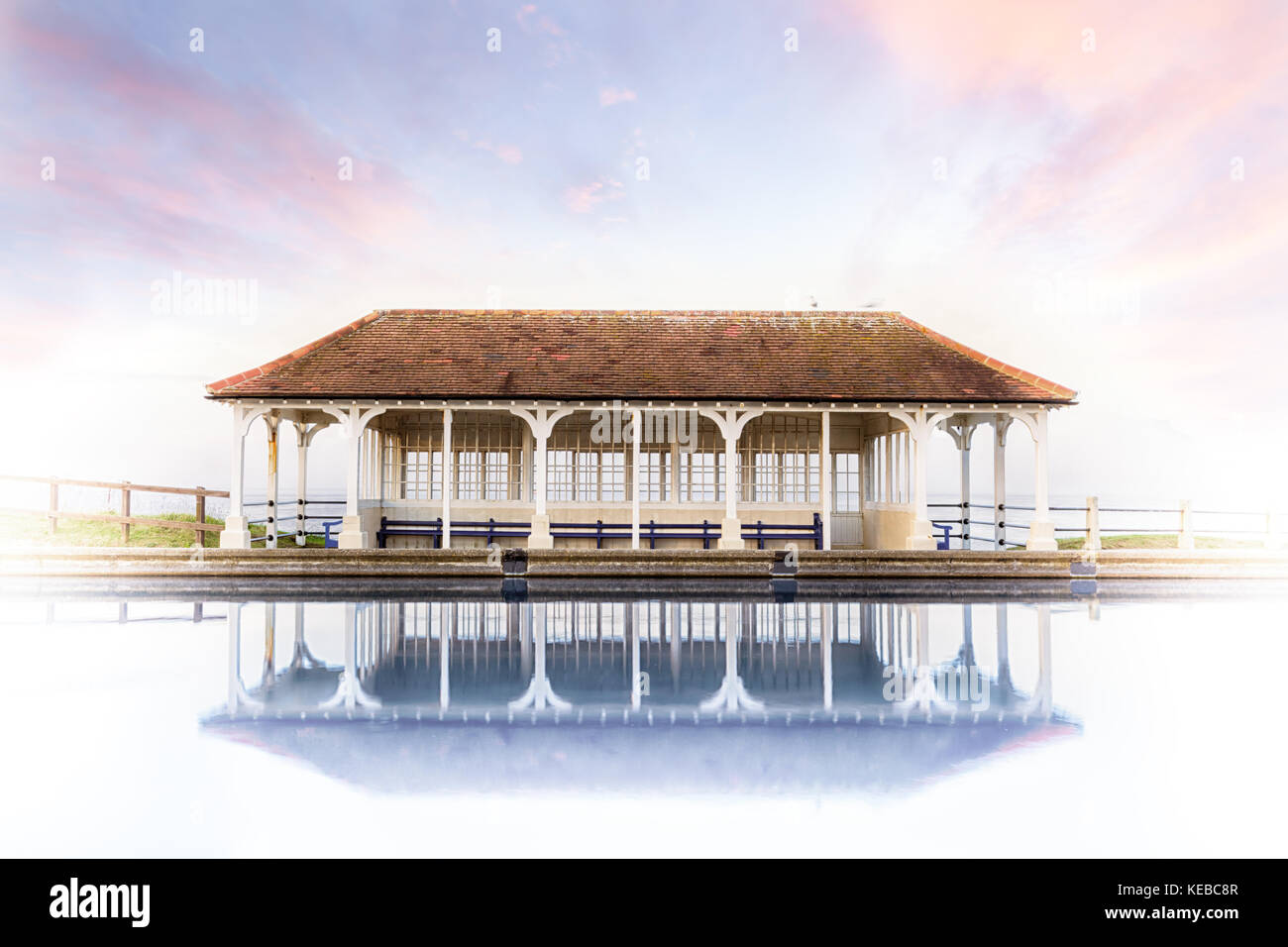 Historique victorienne refuge par la mer durant le coucher du soleil avec un ciel rose. sheringhamin Norfolk a une grande variété de plages et de falaises, cet édifice se trouve Banque D'Images