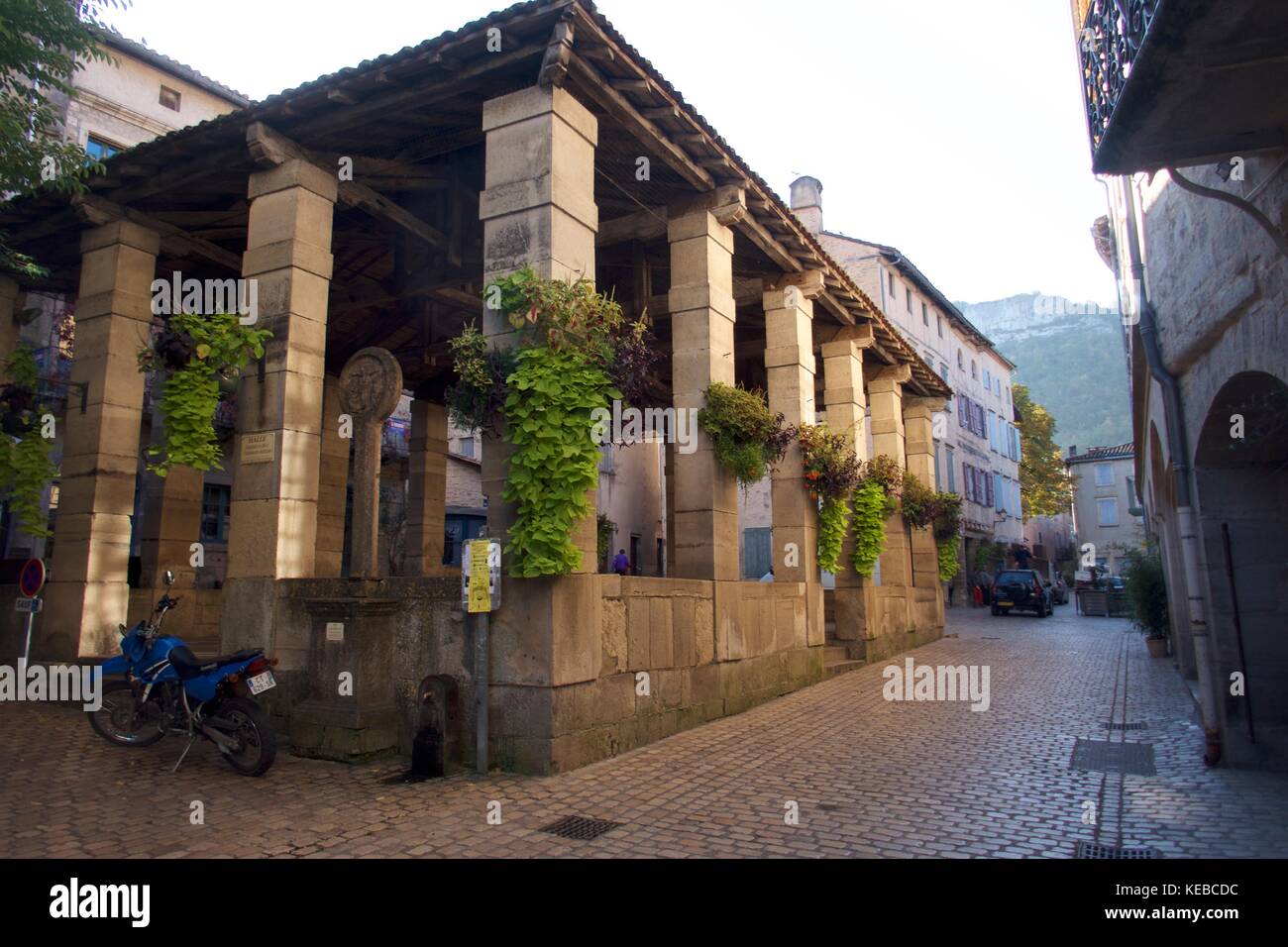 Rue Pavée et halle à saint-antonin noble-val, france Banque D'Images