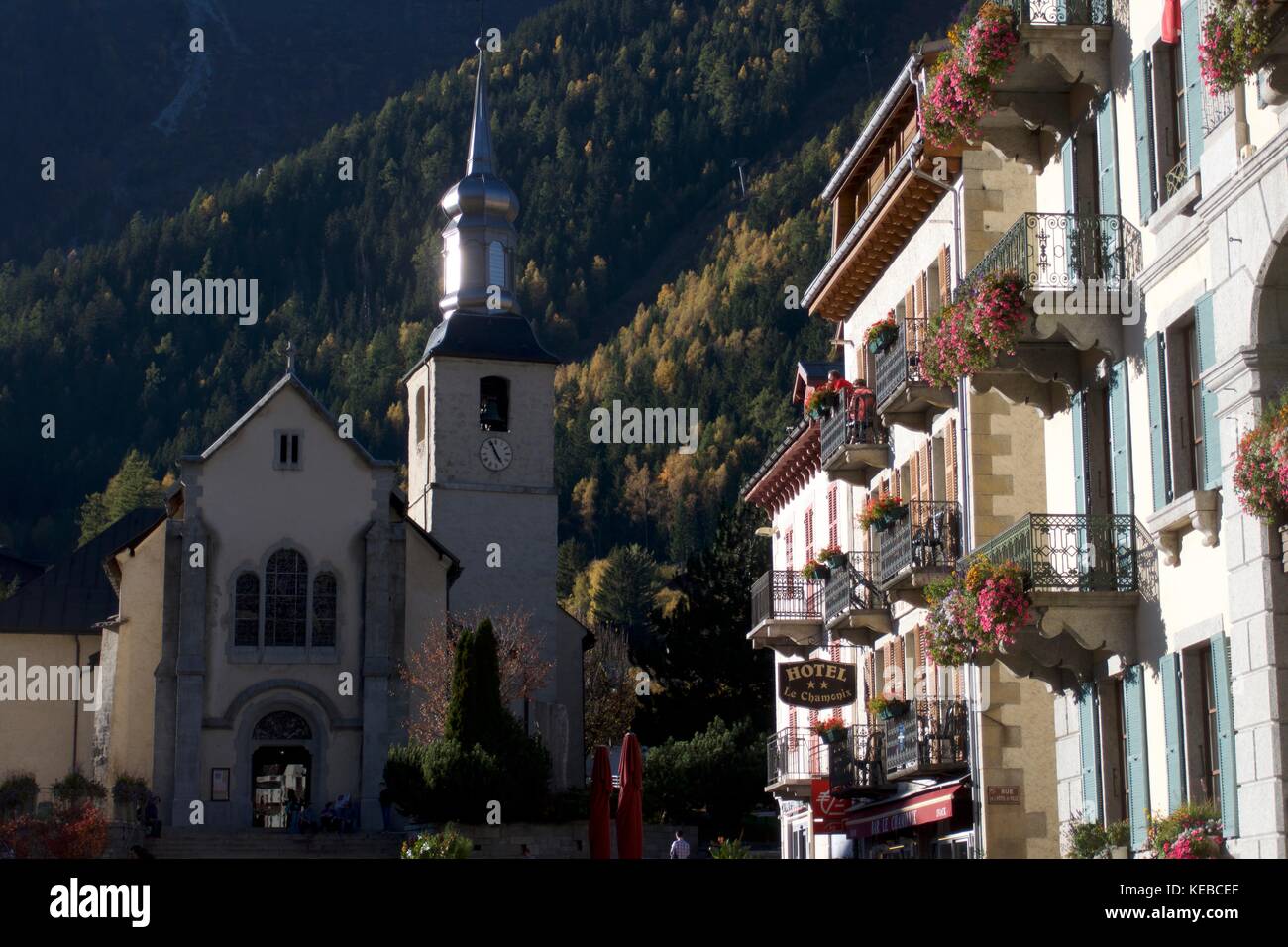 Vue de l'église locale et façade de l'hôtel, chamonix-mont-blanc, france Banque D'Images