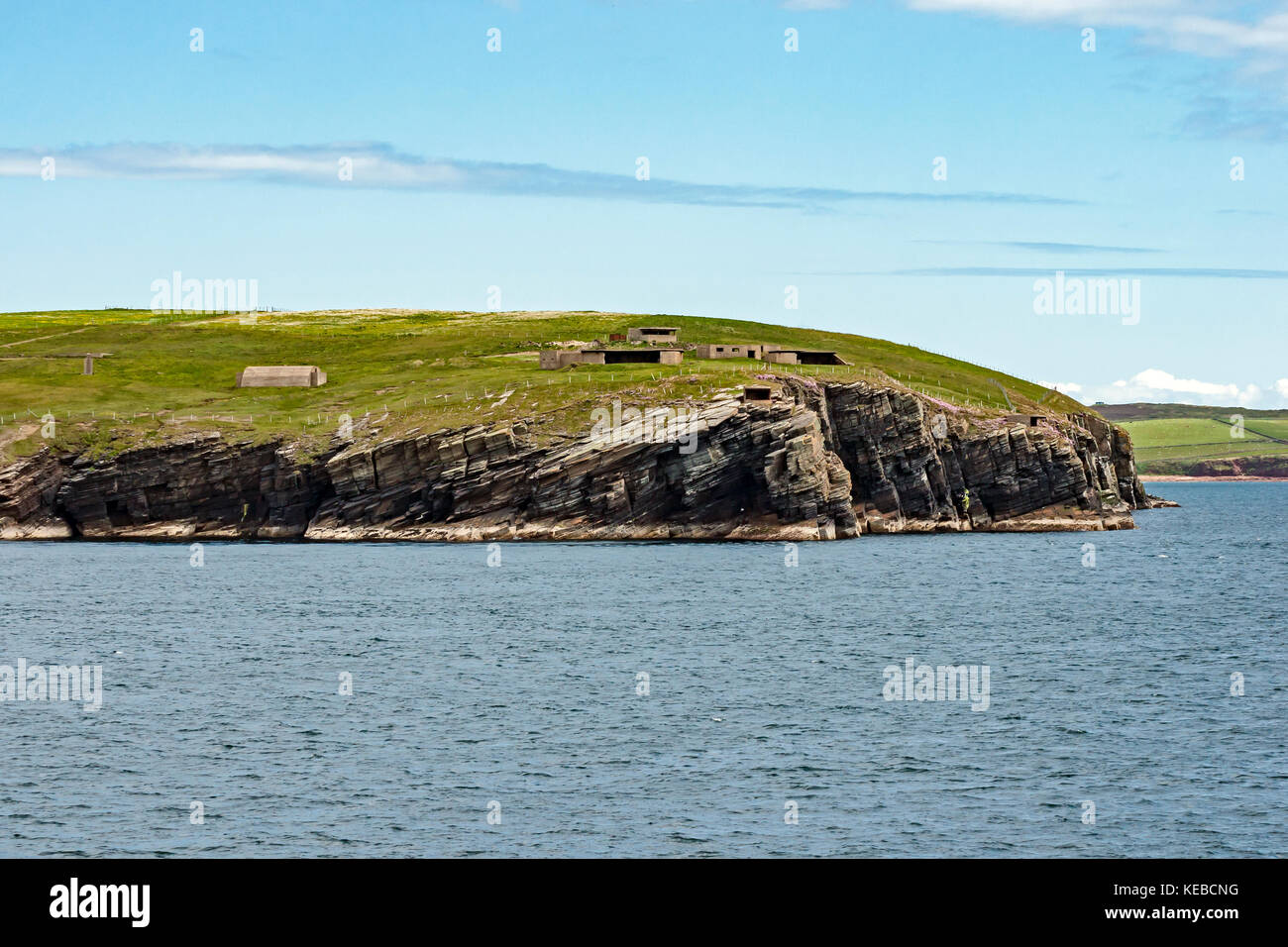 Seconde Guerre mondiale canons et les bâtiments sur flotta à l'entrée sud de Scapa Flow sur l'Orkney Ecosse UK Banque D'Images