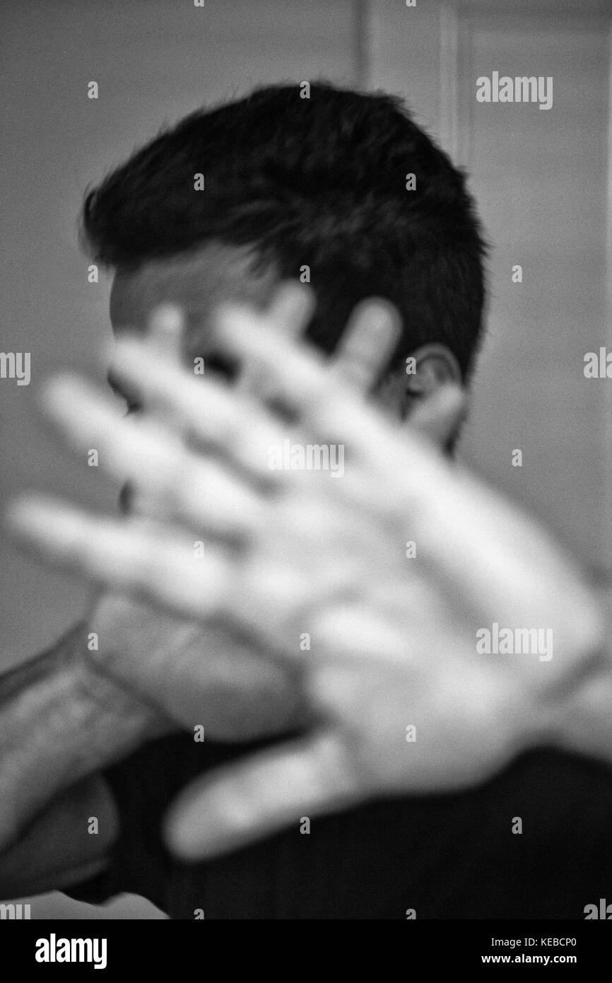 Le blocage de l'homme visage avec les mains Banque D'Images