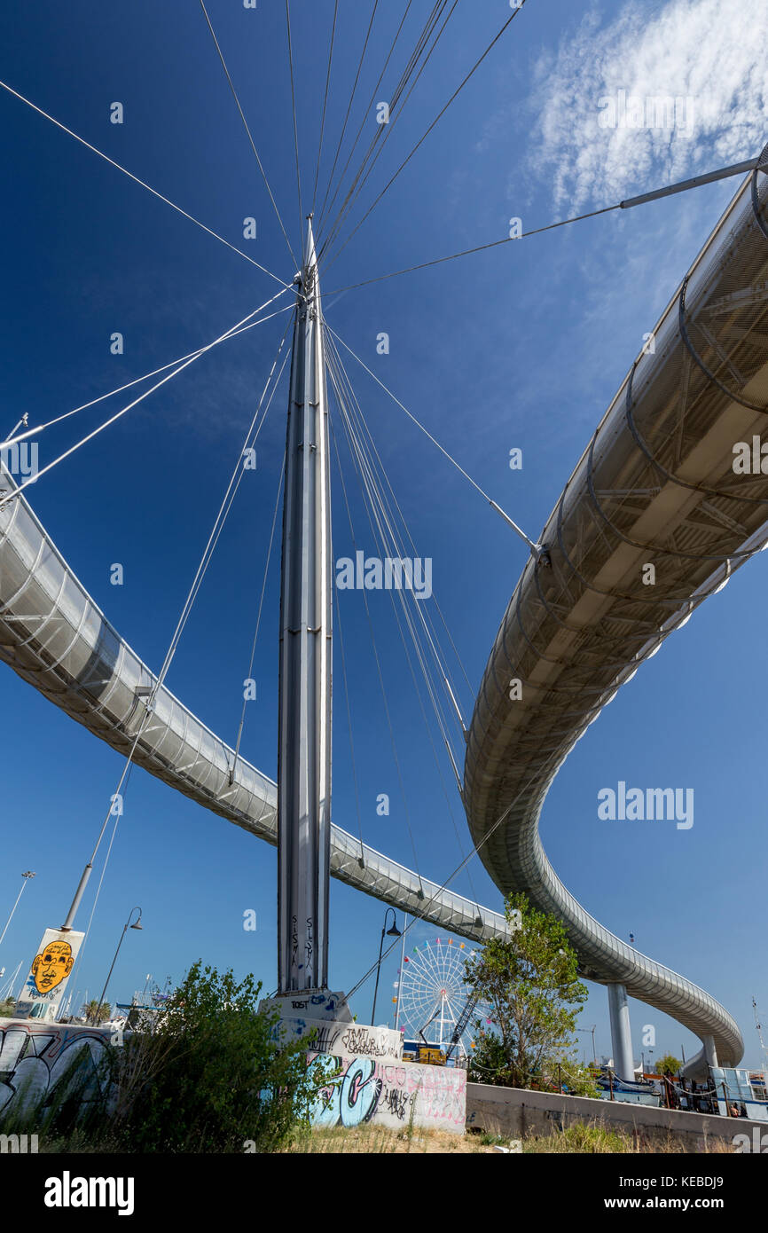 Construction moderne - pont suspendu avec pylône élevé à la côte de la mer de Pescara, Abruzzes, Italie Banque D'Images