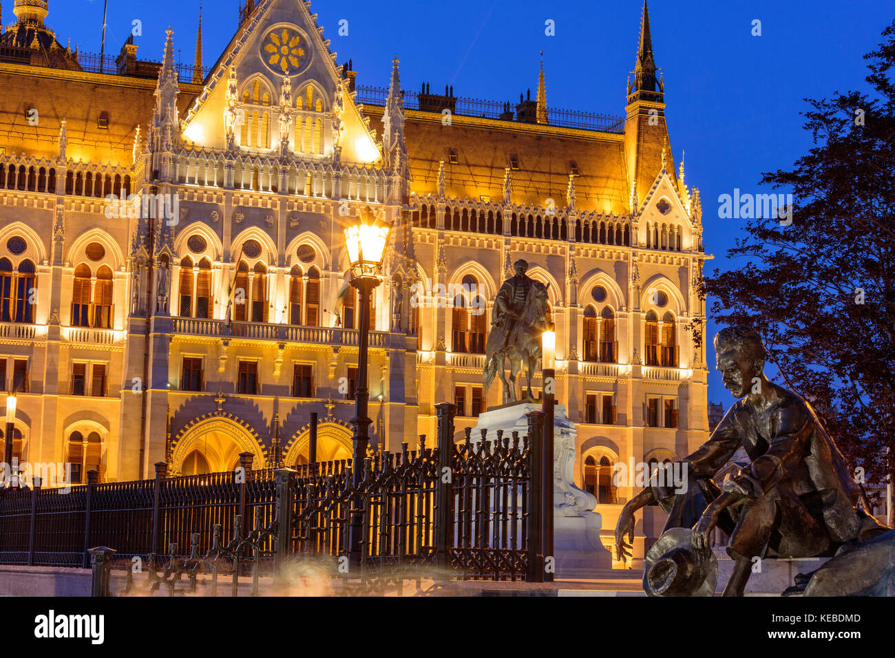 Statue de jozsef attile et statue équestre du comte Gyula Andrássy sur Kossuth square près du parlement à Budapest, Hongrie Banque D'Images