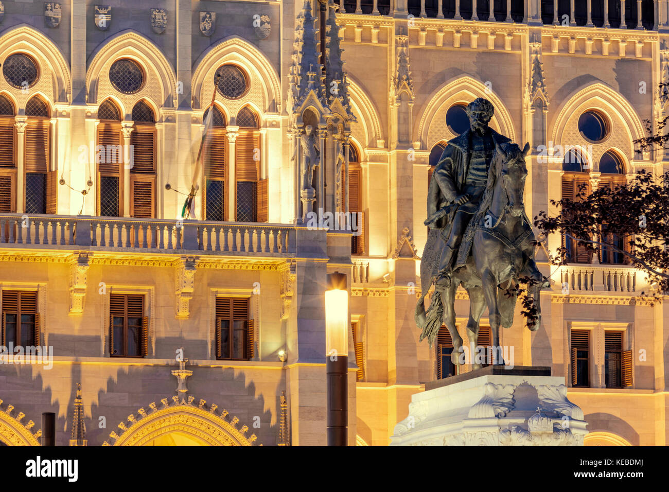 Statue équestre du comte Gyula Andrássy sur Kossuth square près du parlement à Budapest, Hongrie Banque D'Images