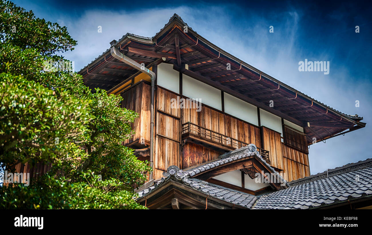 Un bâtiment en bois style traditionnel japonais avec une tuile de toit Banque D'Images