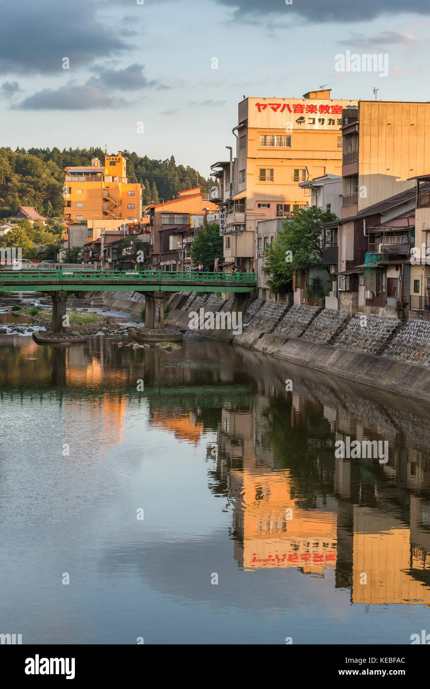 Réflexions des bâtiments sur les rives de la rivière Miyagawa à Takayama au coucher du soleil Banque D'Images