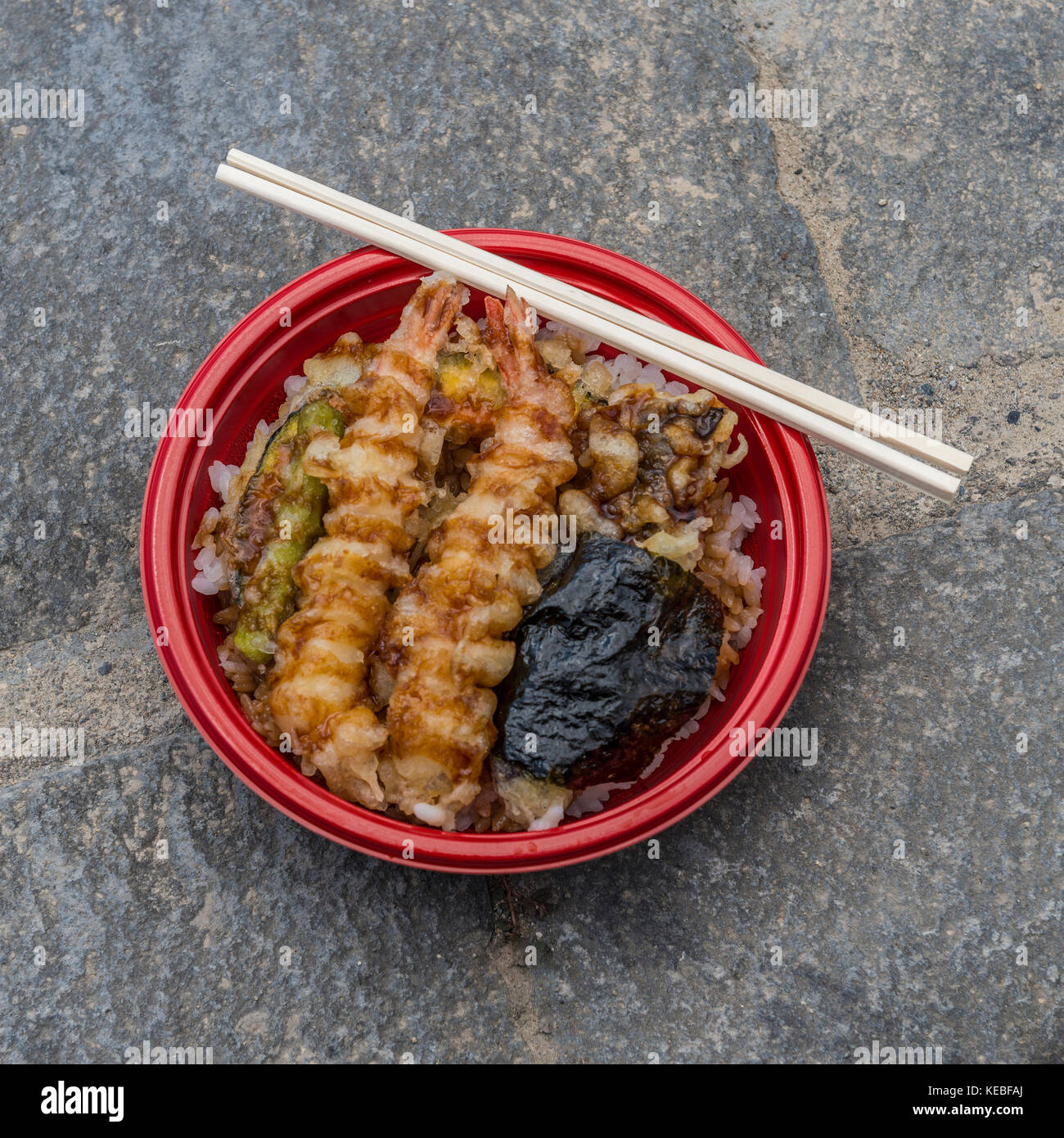 Crevettes tempura japonais et du riz pour un repas à emporter en bonne santé Banque D'Images