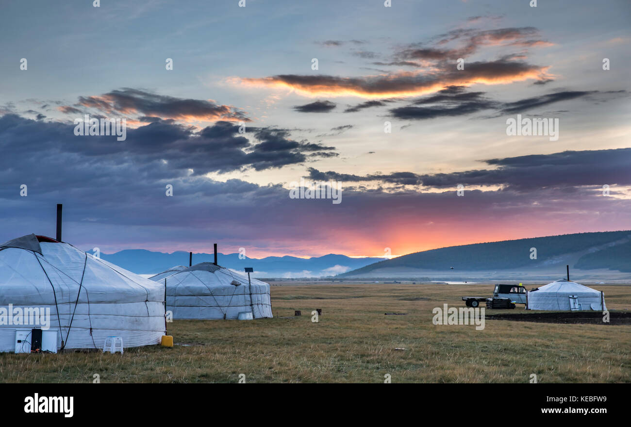 Famille mongole gers dans un paysage du nord de la Mongolie Banque D'Images