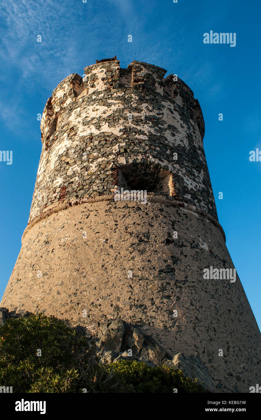 Corse : coucher de soleil sur la tour de la Parata, une tour génoise construite en 1608 à la fin d'ajaccio golfe devant les îles sanguinaires (îles) sanglante Banque D'Images