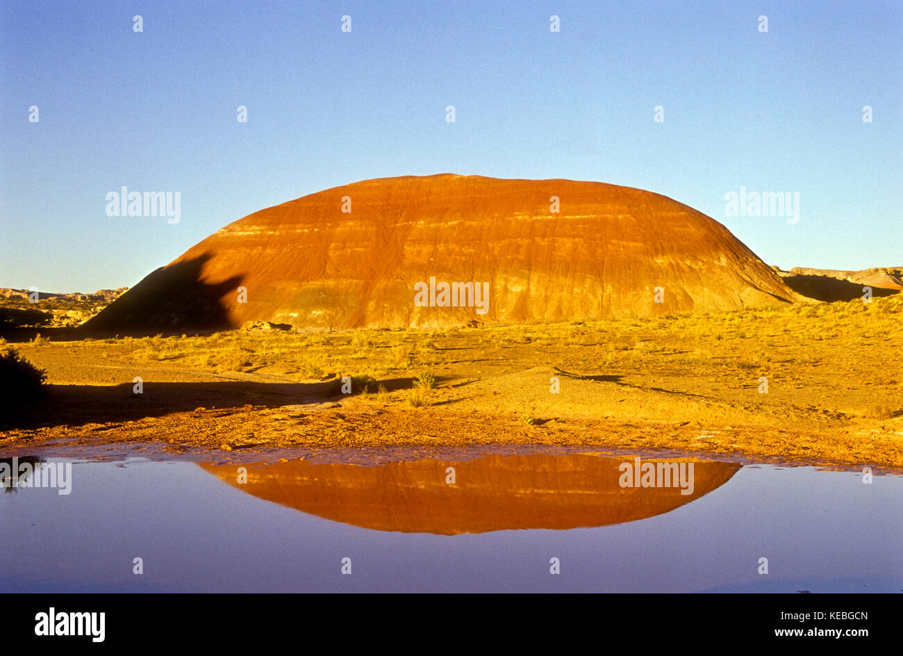 Dôme en grès rouge sans nom brille dans la lumière de fin d'après-midi, sur la route de Caineville Wash, Cathedral Valley immédiatement à l'est de Capitol Reef National P Banque D'Images