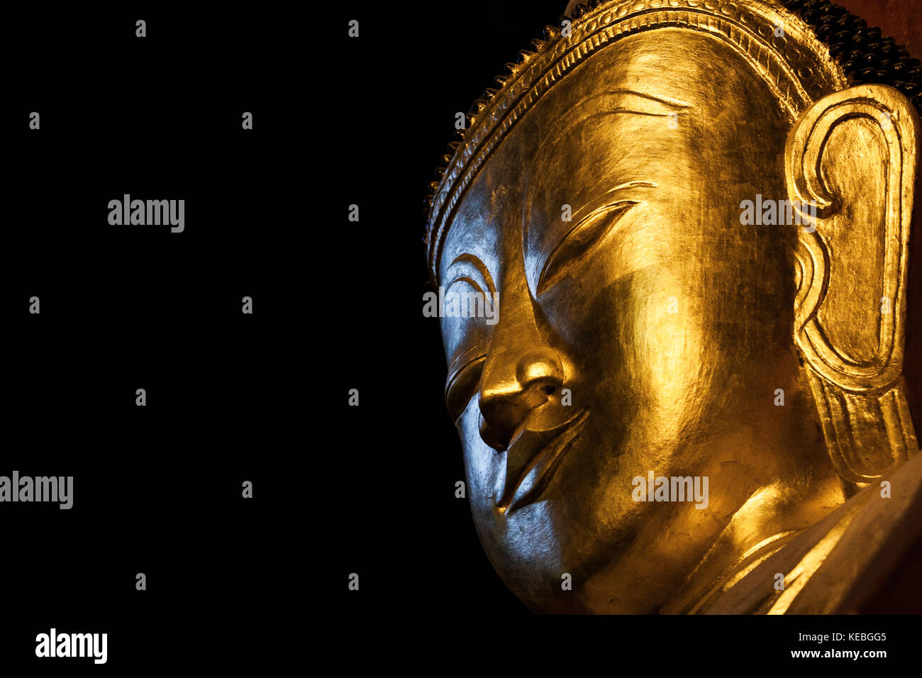 Tête de Bouddha en or isolé sur fond noir. belle grosse tête de Bouddha Statue de Bouddha dans le cadre de la pratique de la pleine conscience à un cave temple en thailande Banque D'Images