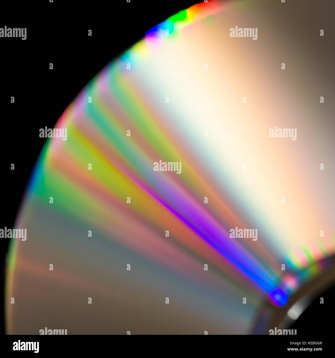 Un plan macro sur le partage de la lumière blanche en ses composants sur la surface d'un disque compact. Banque D'Images