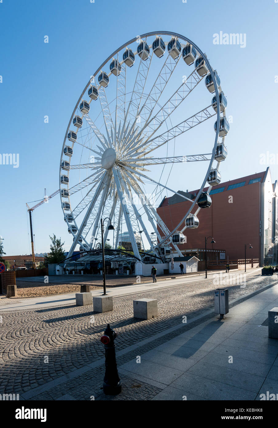 Grande roue du ciel orange près de la vieille ville de Gdansk Banque D'Images
