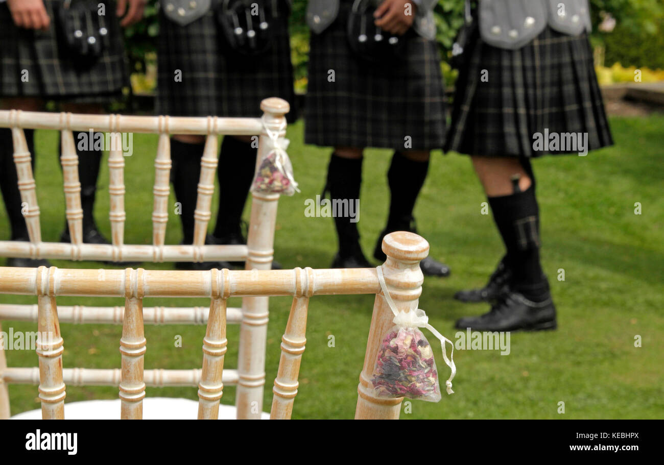 Les hommes en kilts au Scottish wedding Banque D'Images