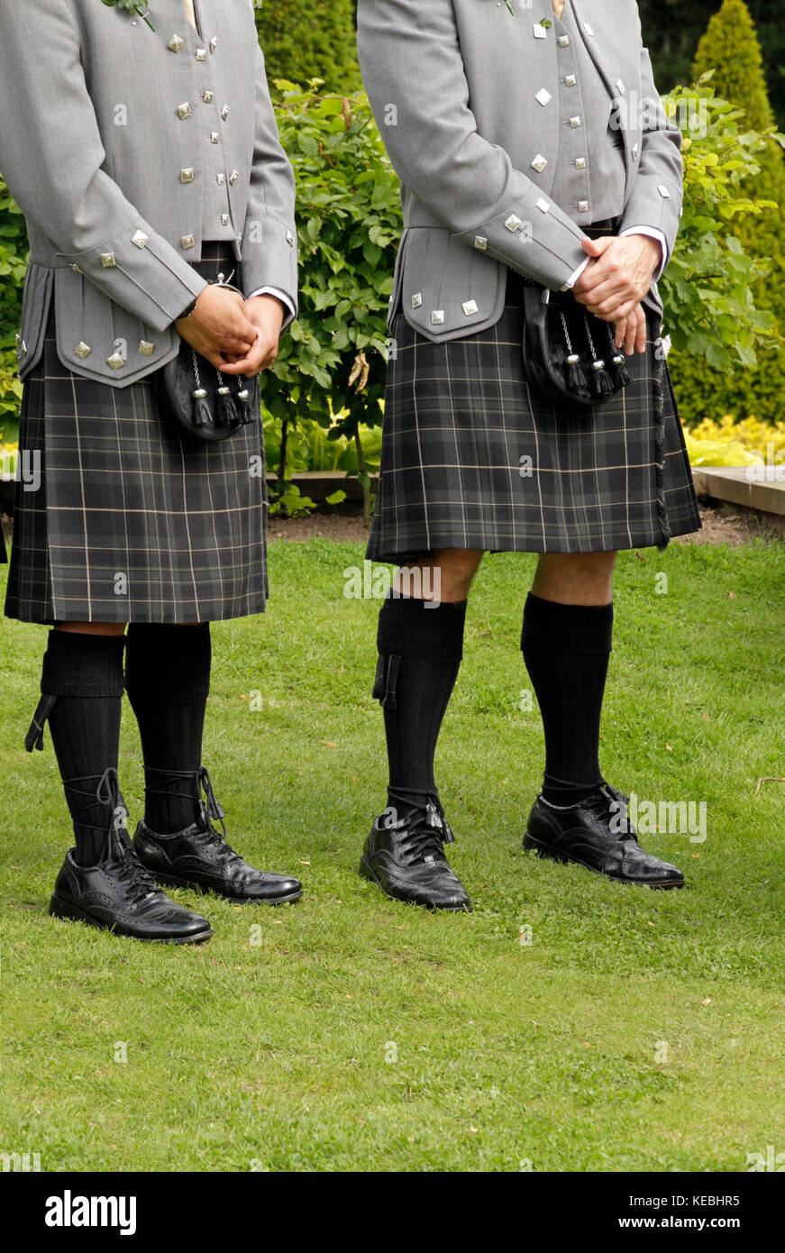 Les hommes en kilts au Scottish wedding Banque D'Images