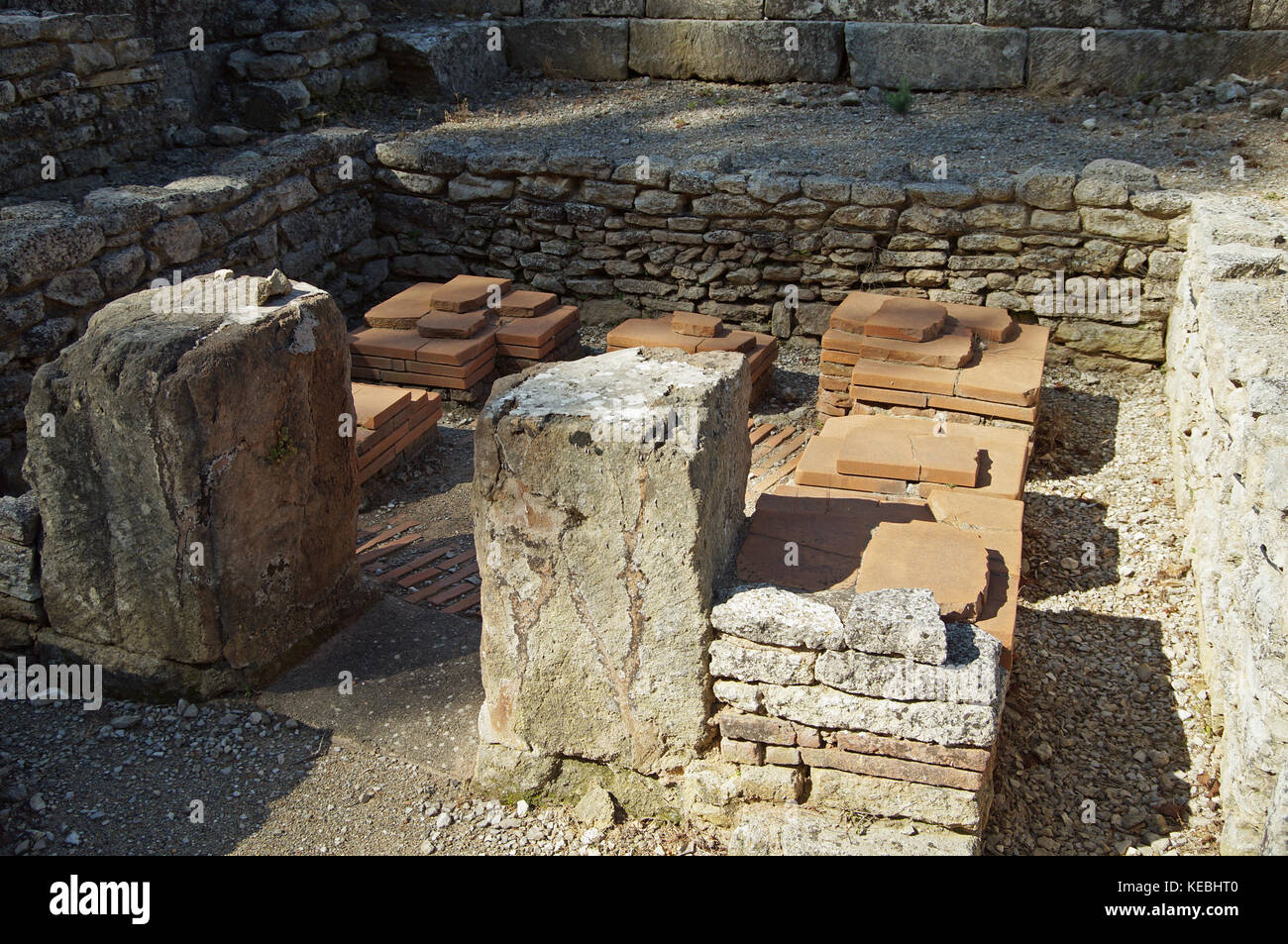 Ruines de l'ancienne ville fortifiée glanum près de saint-Rémy-de-Provence dans le sud de la france . le vin fumeurs Banque D'Images