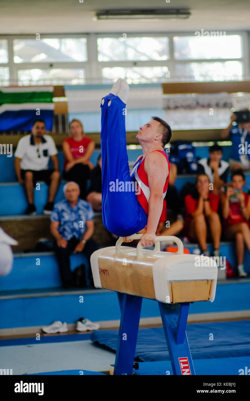 Le syndrome de jeune garçon effectuant à l'intérieur de sport horse lors d'un championnat canadien 2016 Jeux Trisome. Florence, Italie. Banque D'Images