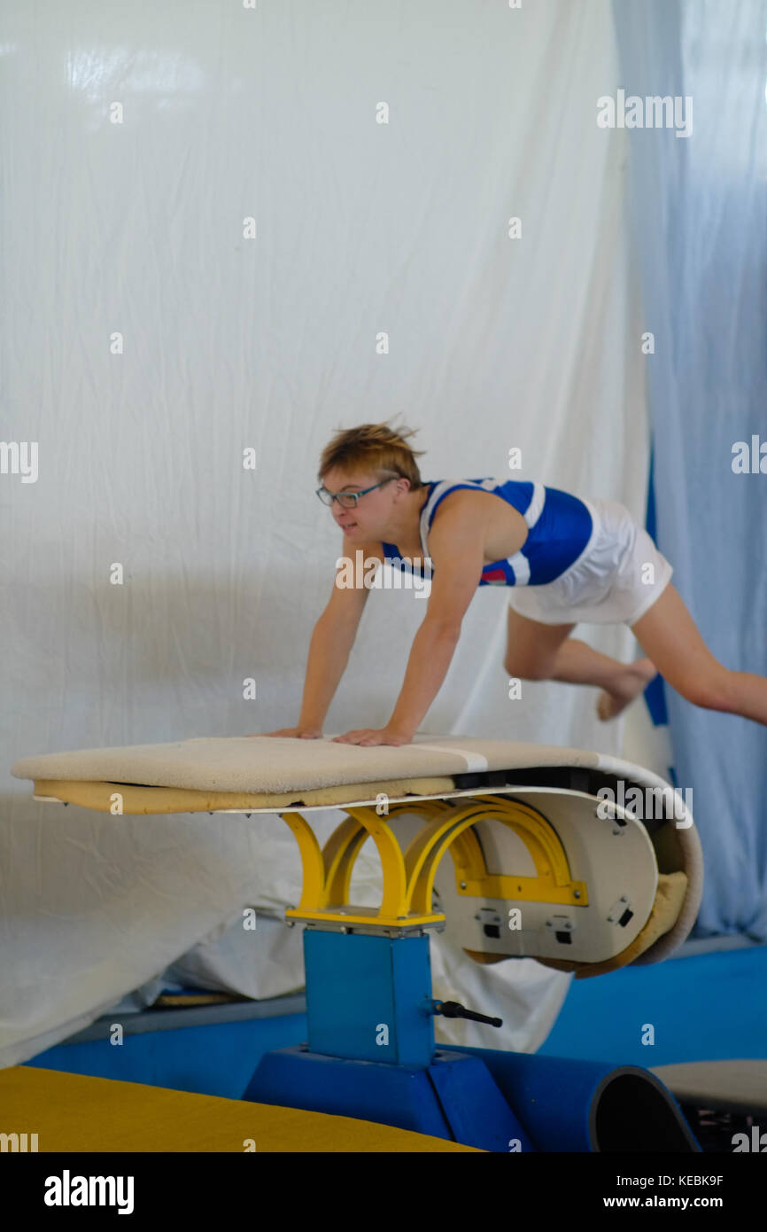 Le syndrome de jeune garçon effectuant à l'intérieur de sport horse lors d'un championnat canadien 2016 Jeux Trisome. Florence, Italie. Banque D'Images