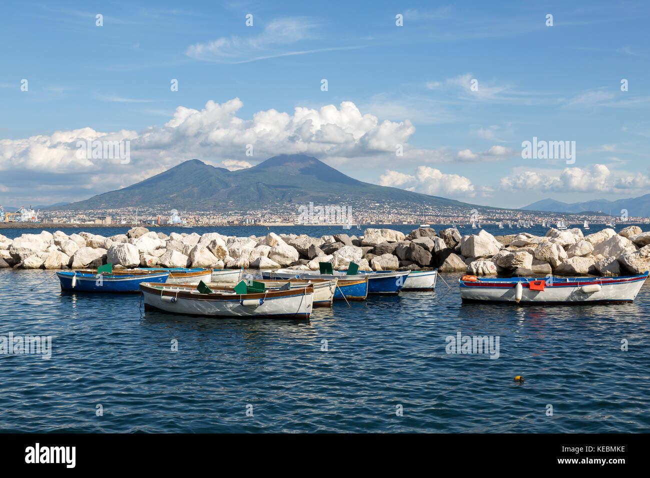 Vue sur les bateaux de pêche sur la côte de Naples, Italie avec mt Vésuve en arrière-plan. Banque D'Images