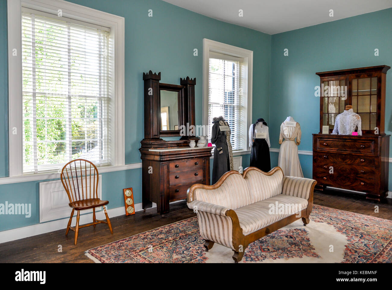 Une chambre à l'étage dans la maison historique Weeden Howard et musée dans le quartier de Twickenham de Huntsville, w/ costumes et meubles Banque D'Images