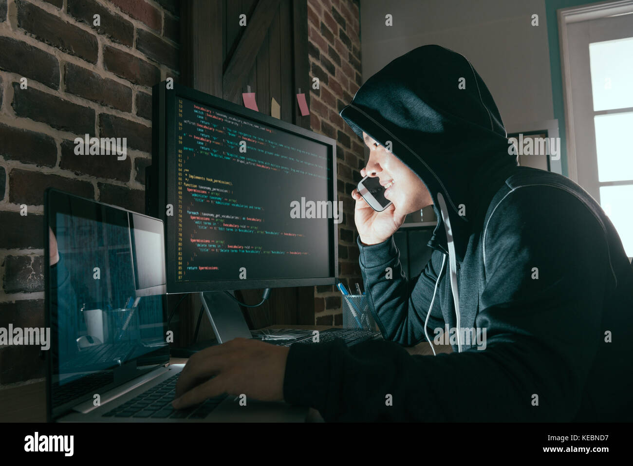 À l'aide d'hacker mobile smartphone appelant à victime et le vol de renseignements personnels grâce à des données afin d'arnaquer une rançon. Banque D'Images