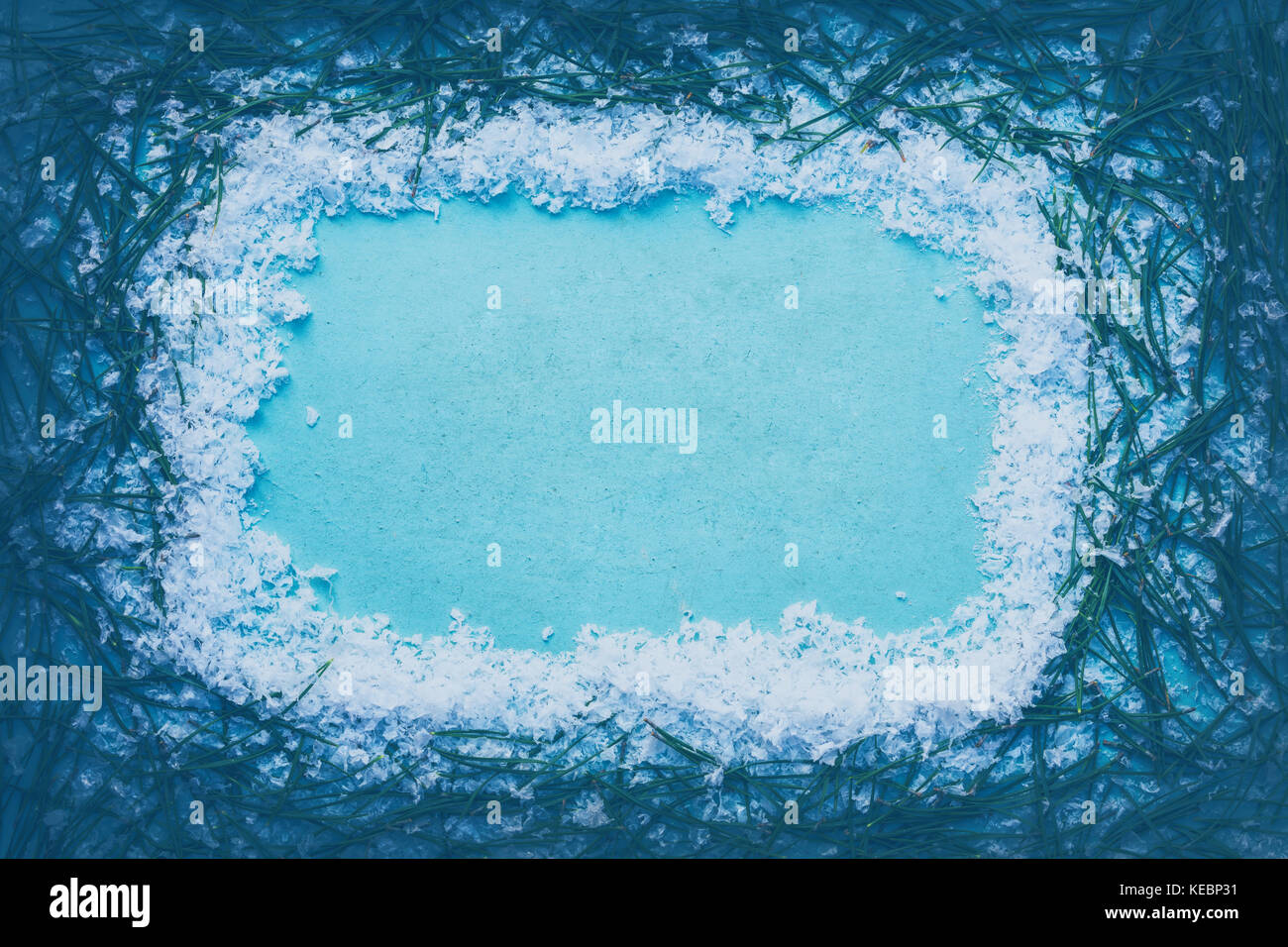 Noël arrière-plan. Composition de la neige et les aiguilles de sapin Banque D'Images