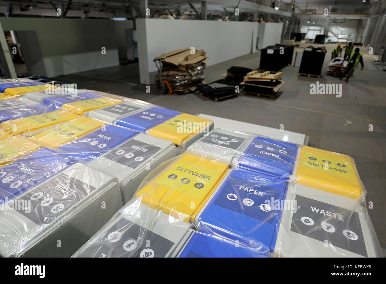 Des poubelles peuvent être aperçues à l'intérieur des tentes pour la conférence des Nations Unies sur le climat à Bonn, en Allemagne, le 19 octobre 2017. La conférence mondiale des Nations Unies sur le climat se tiendra du 6 au 17 novembre 2017 à Bonn. Photo : Oliver Berg/dpa Banque D'Images