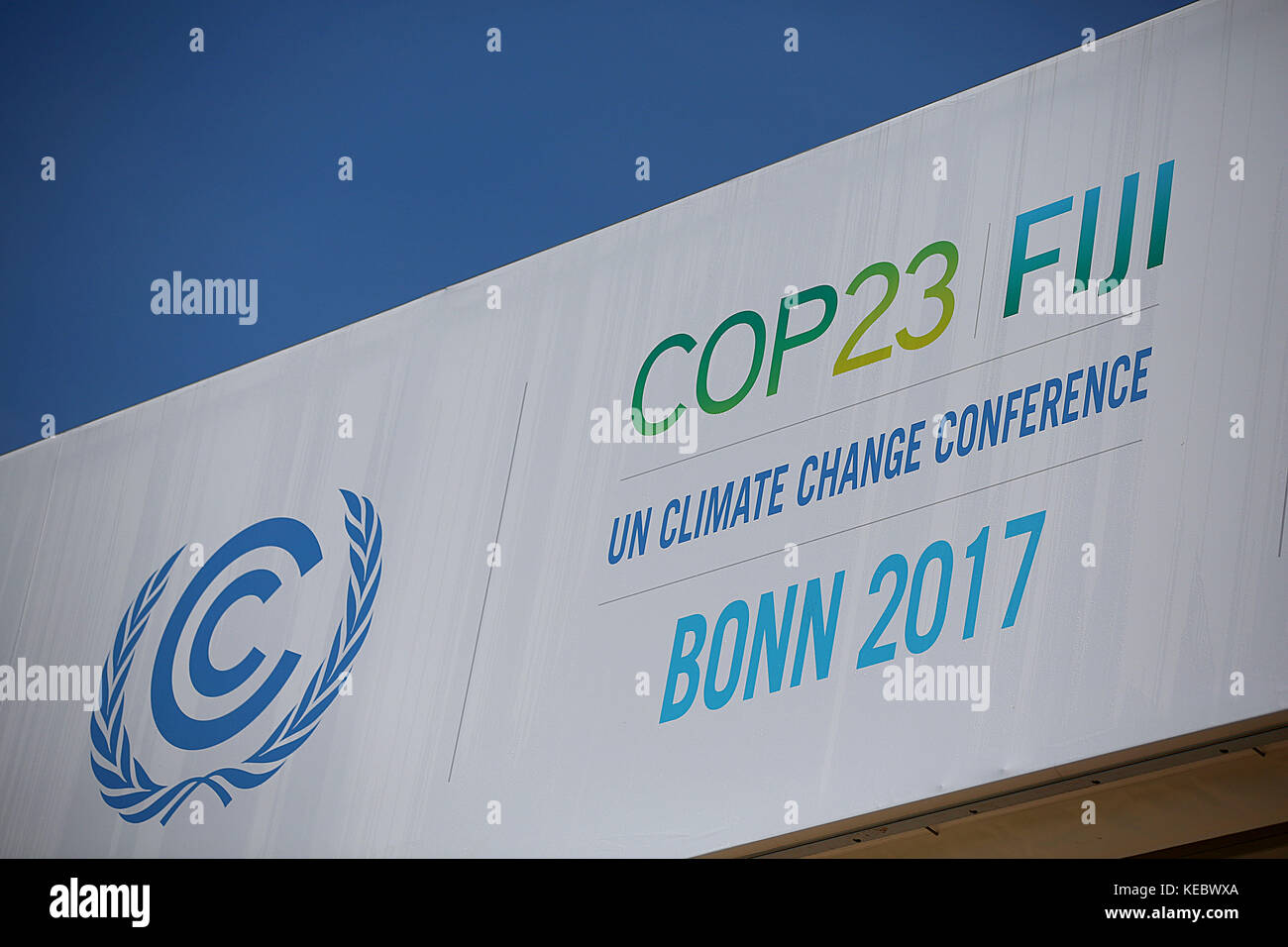 Le logo de la conférence des Nations Unies sur le climat peut être vu à Bonn, Allemagne, le 19 octobre 2017. La conférence mondiale des Nations Unies sur le climat se tiendra du 6 au 17 novembre 2017 à Bonn. Photo : Oliver Berg/dpa Banque D'Images