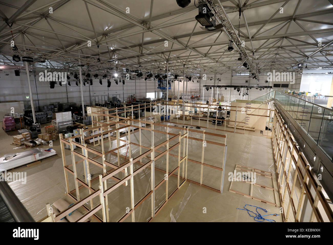 Des échafaudages en bois peuvent être vus à l'intérieur des tentes pour la conférence des Nations Unies sur le climat à Bonn, en Allemagne, le 19 octobre 2017. La conférence mondiale des Nations Unies sur le climat se tiendra du 6 au 17 novembre 2017 à Bonn. Photo : Oliver Berg/dpa Banque D'Images